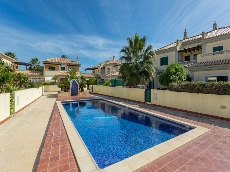 2 plus 1 Townhouse with communal pool